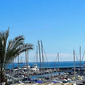 Seafront - Beautiful Flat With Aircon And Comfortable Loggia Apartment