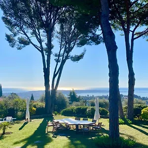 Domaine Des Encourdoules Guest house